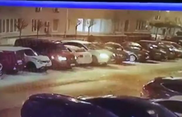 Arvadı ilə mübahisə edən kişi onlarla avtomobilə ziyan vurdu - VİDEO