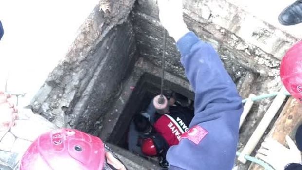 Hamilə qadın kanalizasiya quyusuna düşdü - VİDEO