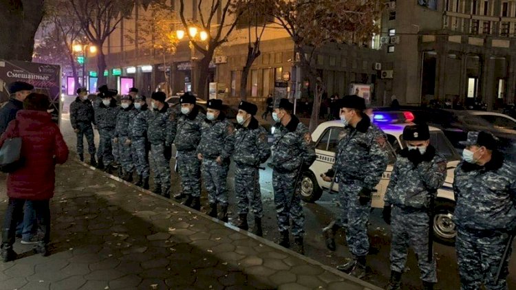 Ermənilər parlament binasını mühasirəyə aldılar