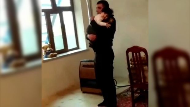 Кадры прощания детей с отцом, ставшим шехидом в ходе Отечественной войны - ВИДЕО