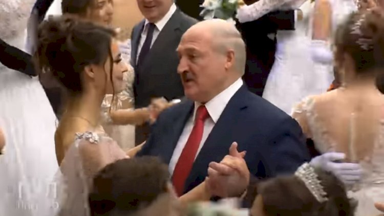 Lukaşenkonun gənc xanımla səmimi rəqsi - Video