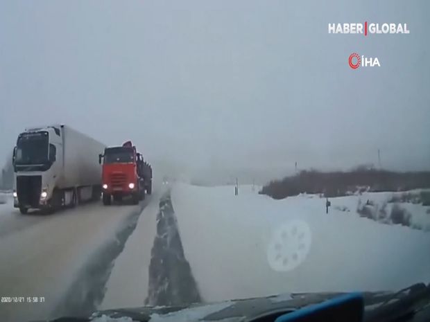 Yük maşınlarının qaydanı pozması minik avtomobilini qəzaya saldı – ANBAAN VİDEO