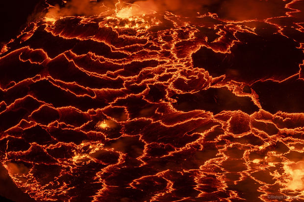 “Cəhənnəmdən” birbaşa yayım: Vulkan püskürməsi kraterin içindən çəkildi - VİDEO