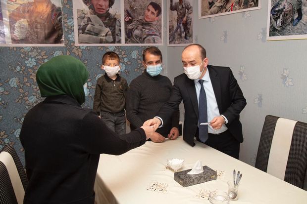 Daha üç şəhid ailəsinə təqaüd kartları təqdim edildi - FOTO