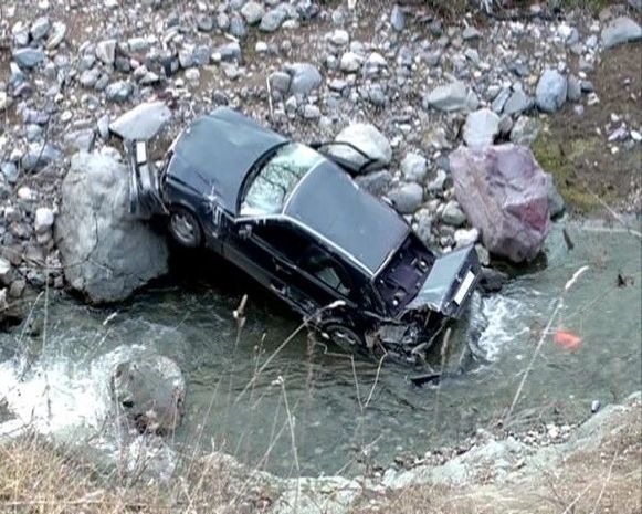 Lənkəranda “Mercedes” kanala aşdı: Sürücü öldü