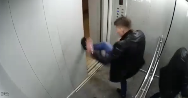 Sərxoş gənc lift ilə 