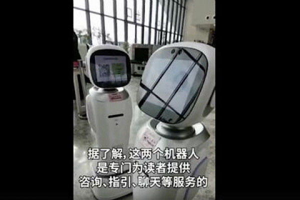 Çində robotlar arasında mübahisə düşdü - VİDEO