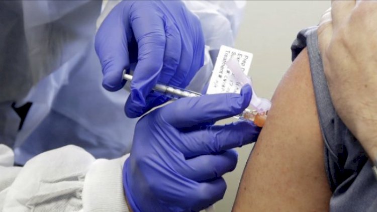 Müğənni canlı yayımda koronavirus peyvəndi vurduracaq