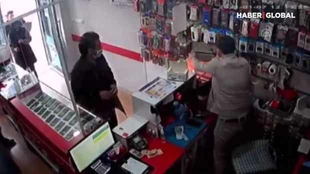 Mobil telefonun partlama anı - VİDEO