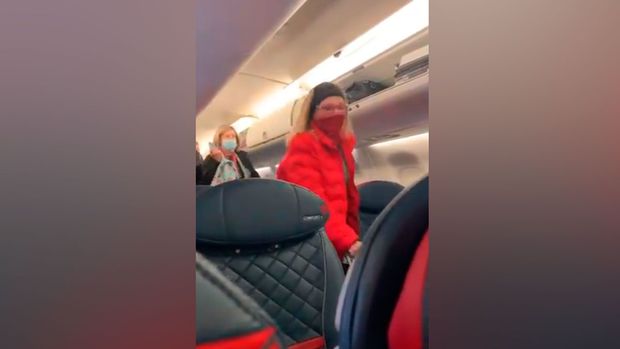 Пассажиров высадили с рейса в США из-за разговора в поддержку Трампа - ВИДЕО