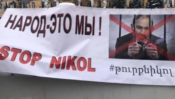 Ermənilər Moskvada Paşinyanın istefasını tələb edir