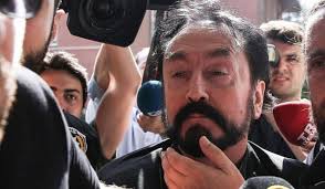 1075 il həbs cəzası alan Adnan Oktar həbsxanaya aparılarkən ağladı - FOTO