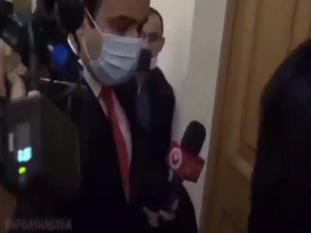 Erməni deputat jurnalistin mikrofonunu oğurladı - VİDEO