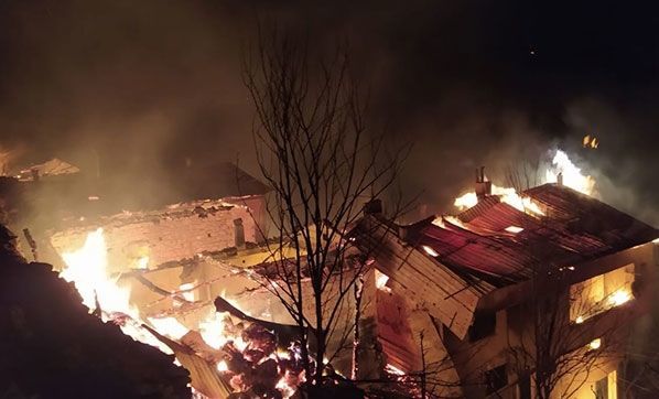 Altı yaşayış evi bir neçə dəqiqənin içində yanaraq kül oldu - VİDEO