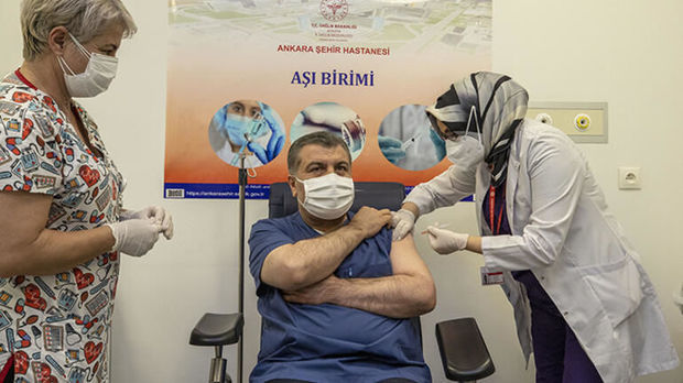 Министр здравоохранения Турции вакцинировался в прямом эфире - ВИДЕО