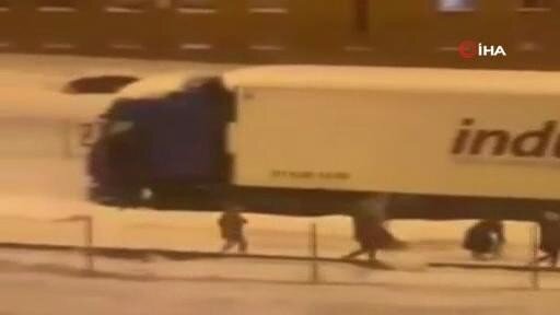 Yolda qalan qida maşınını qarət etdilər - VİDEO