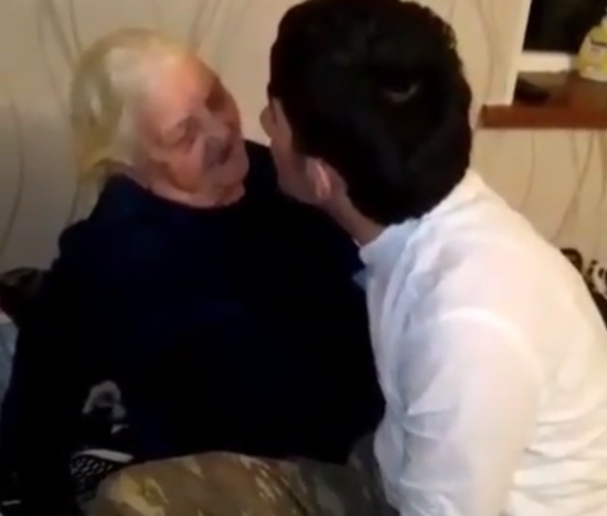 Tərxis olunan nəvə nənəsi ilə BELƏ ZARAFATLAŞDI - VİDEO