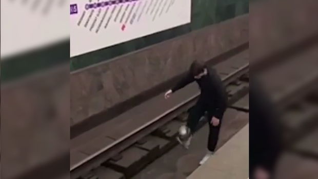 Adrenalini sevən gənc metroda relslərin üstündə topla oynadı - VİDEO
