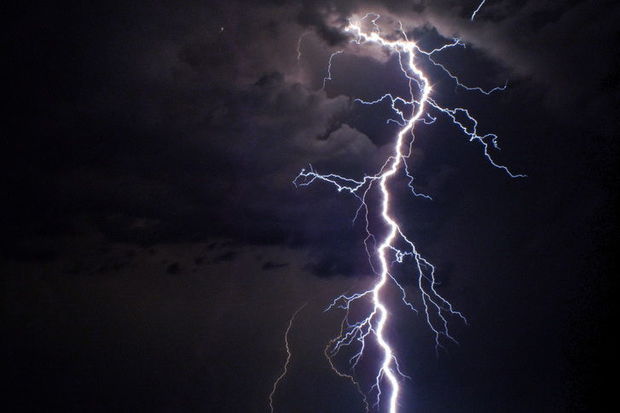 İldırım vuran adam həmin anı telefona çəkdi - VİDEO