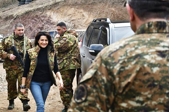 Paşinyanın arvadı azərbaycanlı qadınla gizli görüşdü - SİRLƏR AÇILIR