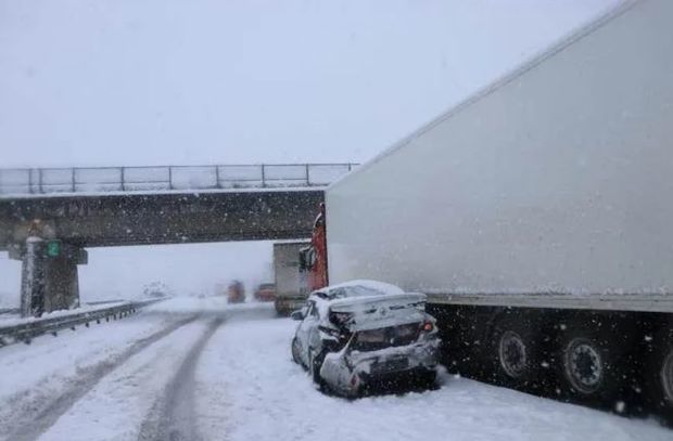 Сильный снегопад стал причиной цепной аварии в Турции - ВИДЕО