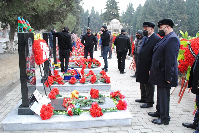 Mingəçevir Şəhər İcra Hakimiyyətinin başçısı Şəhidlər xiyabanında - FOTOLAR
