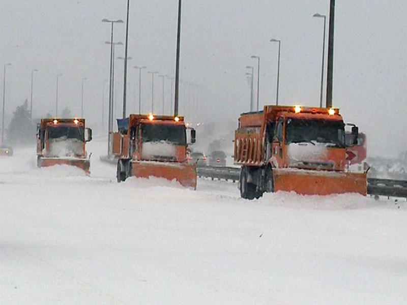 Bakıda qarlı havaya görə 50-dən çox texnika hazır vəziyyətə gətirildi - FOTO