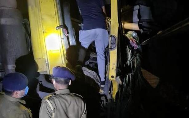 Hindistanda faciə: Yük maşını yatan insanların üstünə aşdı