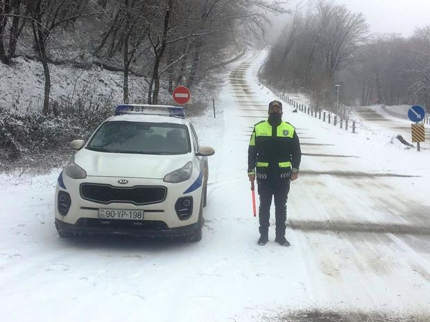 Polis Qubada hava şəraiti ilə əlaqədar gücləndirilmiş iş rejiminə keçdi - FOTO