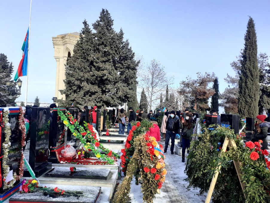Gəncə şəhidlərini anır - FOTO