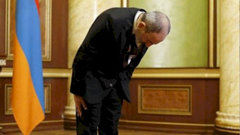 Paşinyan Bakıda günahsız öldürülən insanlar qarşısında baş əydi - VİDEO