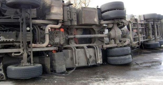 Rusiyada Azərbaycana məxsus TIR qəza törətdi - VİDEO