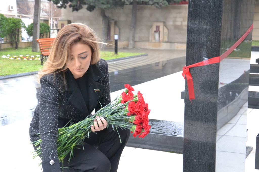 Millət vəkili Könül Nurullayeva Qanlı Yanvar faciəsinin ildönümü ilə əlaqədar Şəhidlər Xiyabanında olub