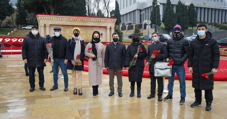 “İslahatçı Gənclər” 20 yanvar şəhidlərini anıb: Şəhidlər Xiyabanı ziyarət edildi, onlayn konfrans keçirildi