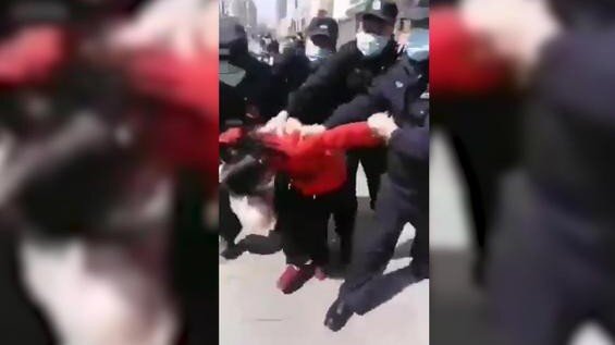 Maska taxmayan qadın belə həbs edildi - VİDEO