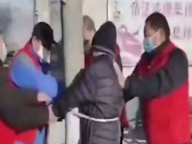 Sərt karantin rejimini pozan təqaüdçünü küçədə sütuna bağladılar - VİDEO