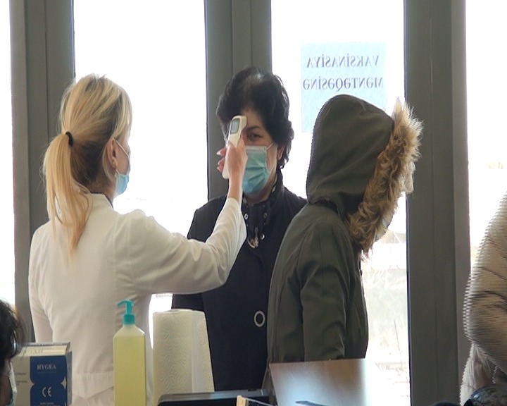 Gəncədə tibb işçilərinin vaksiyasiyasına başlanılıb - FOTO