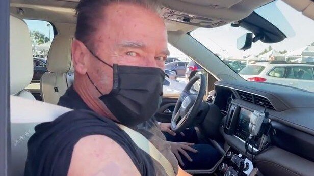 Şvartsenegger görün harda vaksin vurdurdu - VİDEO