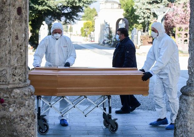 Britaniyada qorxunc koronavirus statistikası: Hər 30 saniyədə...