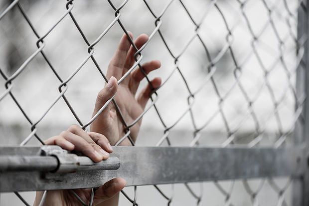 Женщина несколько лет держала внучку взаперти