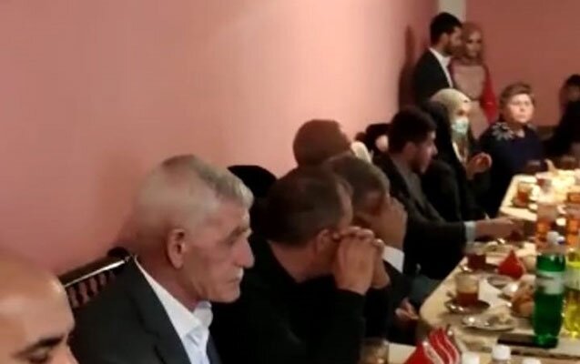 Karantində evdə qızına NİŞAN ETDİ