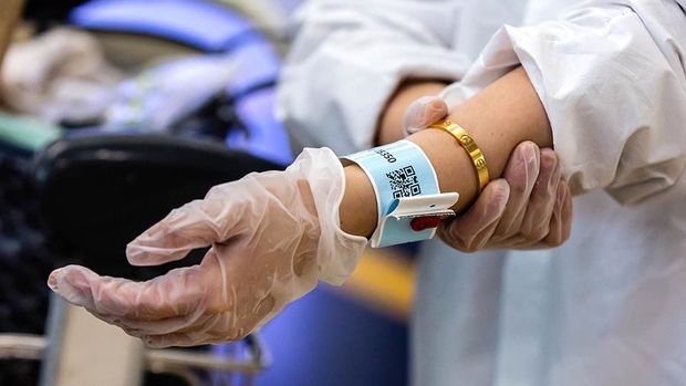 COVID-19 xəstələrinə elektron qolbaq tətbiq olunması yoluxmanın sayını azalda bilər - TƏHLİL + FOTO