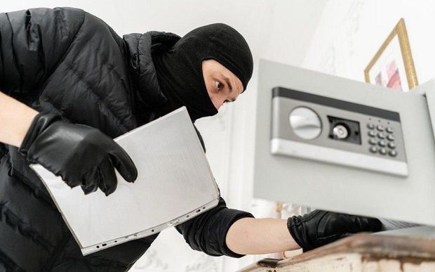 Hacıqabulda evdən külli miqdarda pul oğurlandı