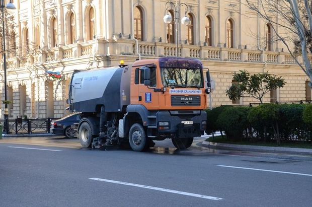 Paytaxta yağan qardan sonra operativ təmizlik işləri aparılır - FOTO