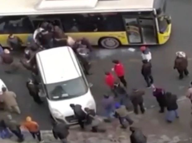 Küçədəki anlaşmazlıq dava ilə bitdi: Şüşəni sındırıb avtobusa girdilər - VİDEO