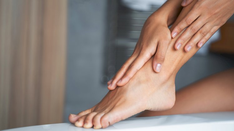 Bu məşhur sevgilisinin adını ayağının altına yazdı