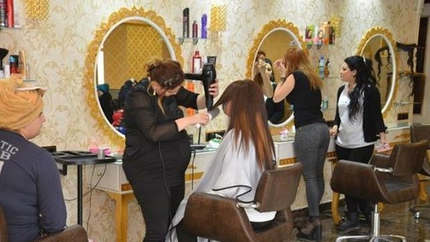 В Азербайджане возобновляется работа салонов красоты и парикмахерских