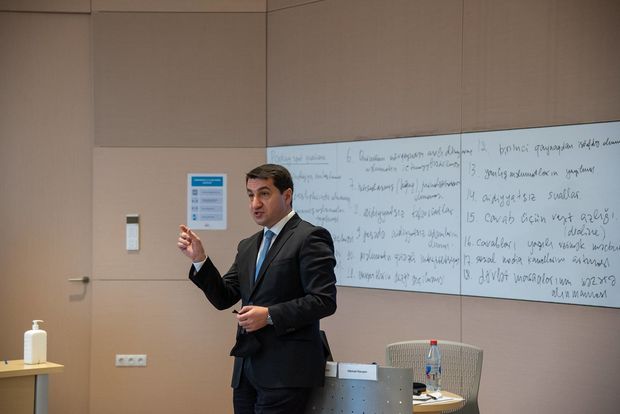 Hikmət Hacıyev mətbuat katiblərinə ustad dərsi keçdi