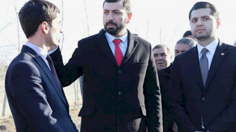 Ermənilər Paşinyanın fraksiyasından olan deputatı döydülər