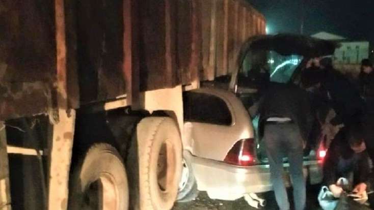 Azərbaycanda dəhşətli qəza - avtomobil yük maşınının altında qaldı - FOTO